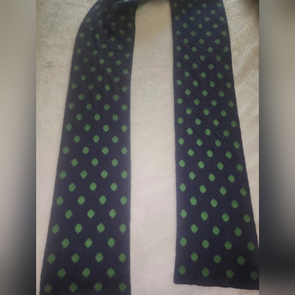 L.L. Bean Accessories - L.L.Bean Reversible Polka Dot Scarf. Navy & Hunter Green. Like NEW.